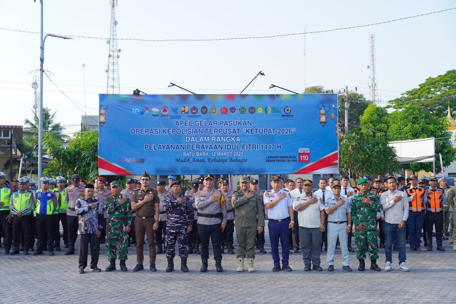 Bupati Batu Bara Baharuddin Siagian bersama Kapolres AKBP Doly Nelson H H Nainggolan memimpin Apel Gelar Pasukan Operasi Ketupat 2026 di Lapangan Polres Batu Bara, Kecamatan Lima Puluh.