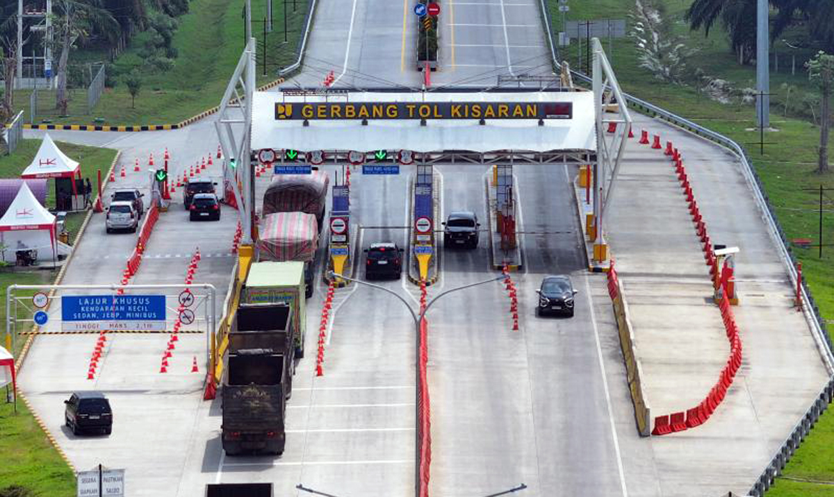 Sejumlah kendaraan melintas di salah satu ruas Jalan Tol Trans Sumatera yang dikelola PT Hutama Karya. Pada mudik Lebaran 2026, tarif tol di beberapa ruas diberikan potongan 30 persen.