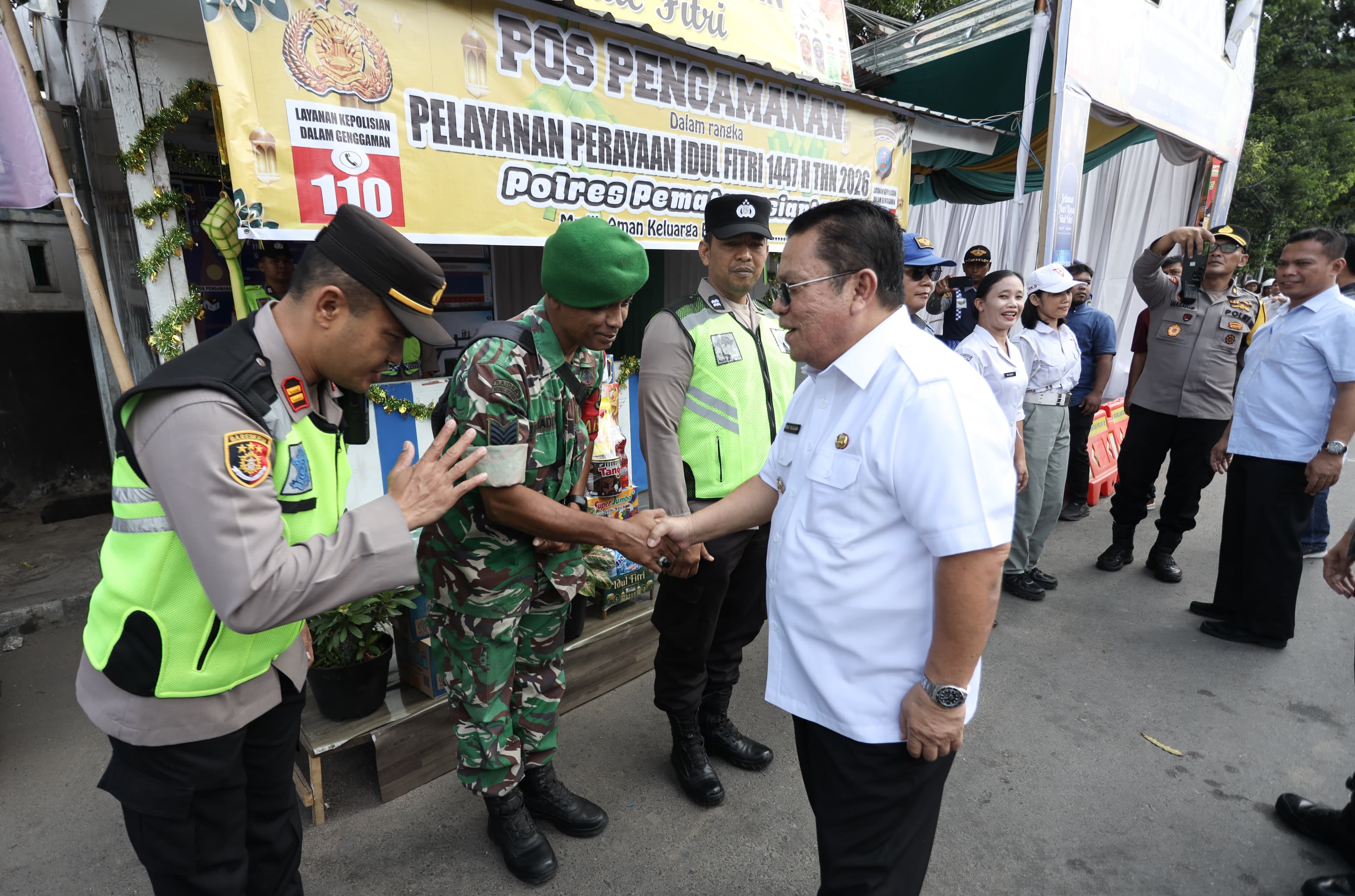 Wali Kota Pematangsiantar Wesly Silalahi menyapa petugas Pos Pam Lebaran Idul Fitri Tahun 2026. 