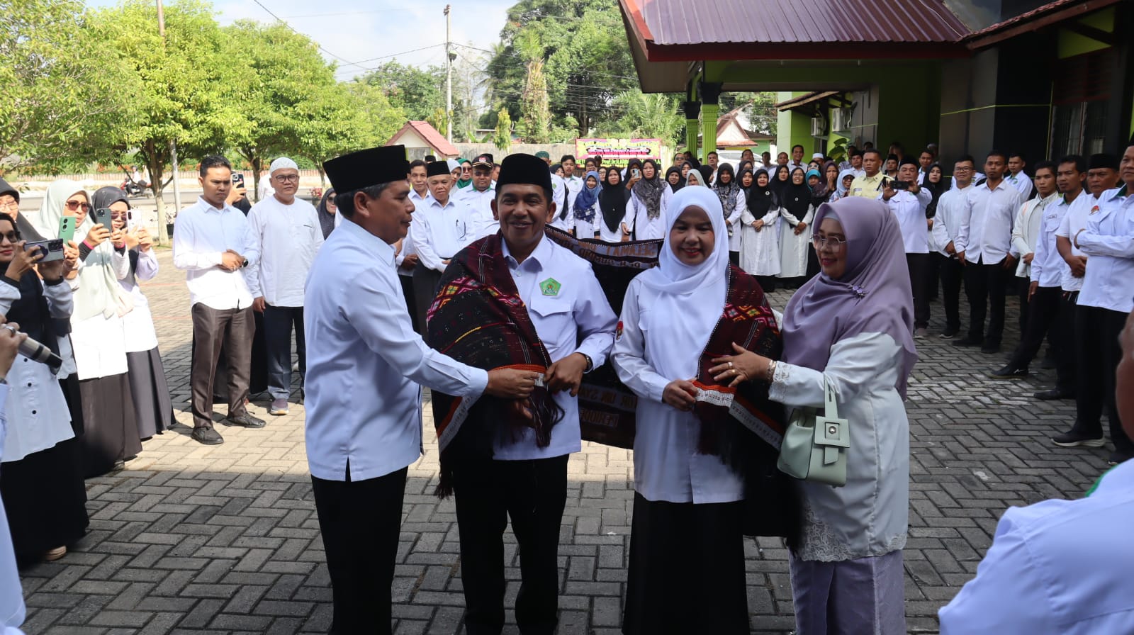 Rektor demisioner 'mangulosi' rektor baru UIN Syahada Padangsidimpuan, Senin (16/3/2026). (Samman/MetroDaily)