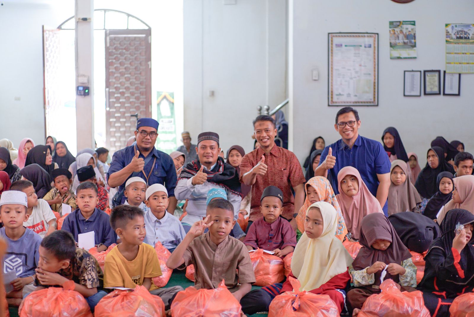 Manajer ATC Padangsidimpuan bersama ustaz dan para anak yatim usai khataman Alquran, Senin (16/3/2026) di Masjid Al Ichwan, Pasar Sangkumpal Bonang, Kota Psp. (Samman/MetroDaily)