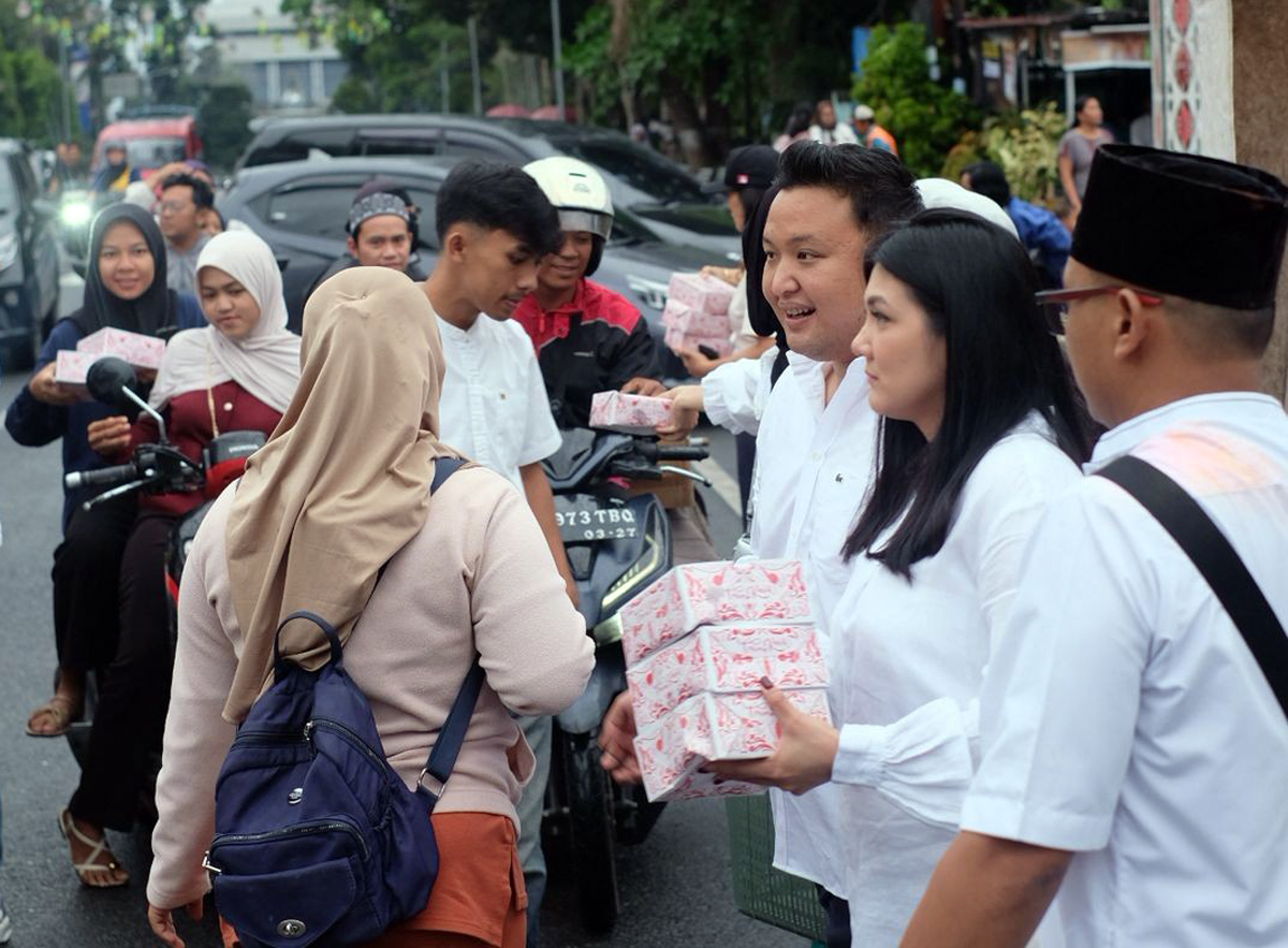 Joshua Franklin Siahaan membagikan paket takjil kepada masyarakat di Jalan Merdeka, Kota Pematangsiantar, menjelang waktu berbuka puasa.