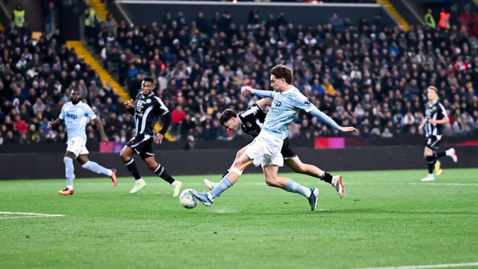 Pemain Juventus merayakan gol Jeremie Boga saat mengalahkan Udinese 1-0 dalam lanjutan Serie A di Bluenergy Stadium, Udine.