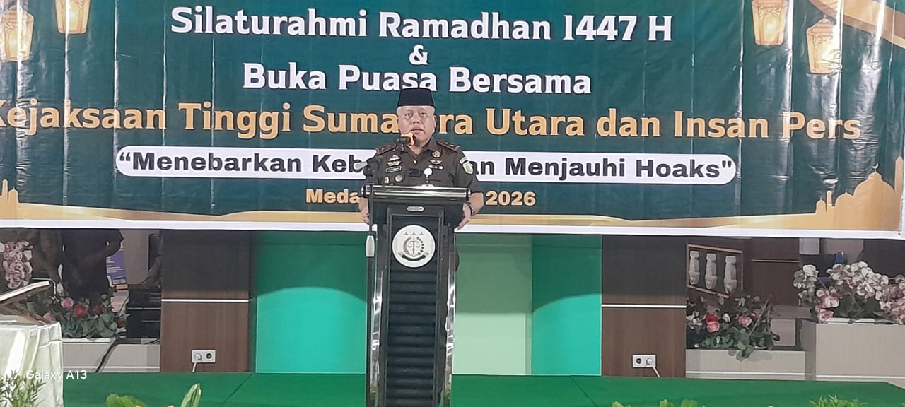 Kepala Kejati Sumut Harli Siregar bersama pimpinan organisasi wartawan saat kegiatan buka puasa bersama dan pemberian santunan anak yatim di Aula Kejati Sumut, Medan.