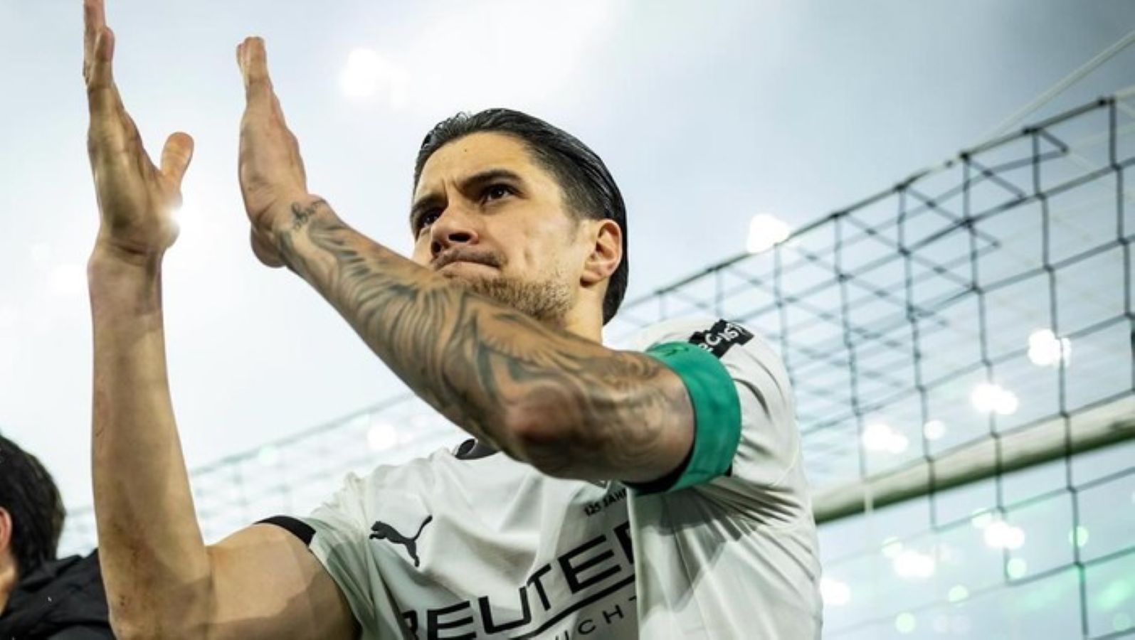 Bek Timnas Indonesia Kevin Diks mengenakan ban kapten Borussia M&ouml;nchengladbach saat menghadapi St. Pauli di Bundesliga, mencetak sejarah sebagai pemain Indonesia pertama yang menjadi kapten.