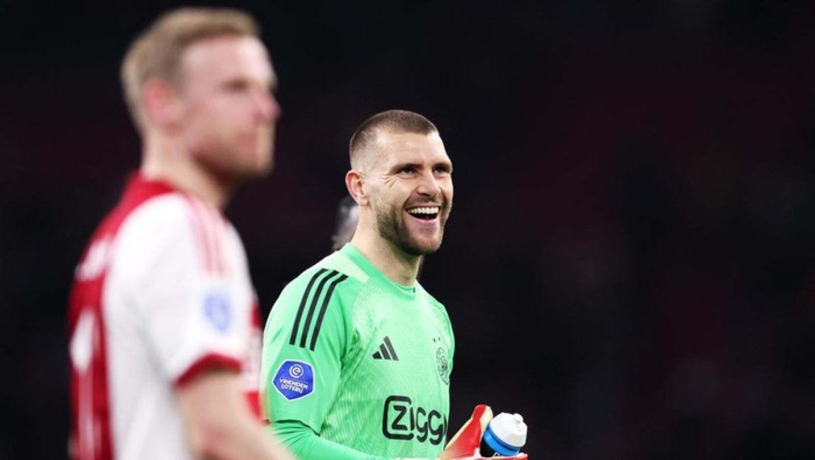 Kiper Timnas Indonesia Marten Paes merayakan kemenangan perdananya bersama Ajax setelah timnya mengalahkan Sparta Rotterdam 4-0 di Johan Cruijff ArenA.