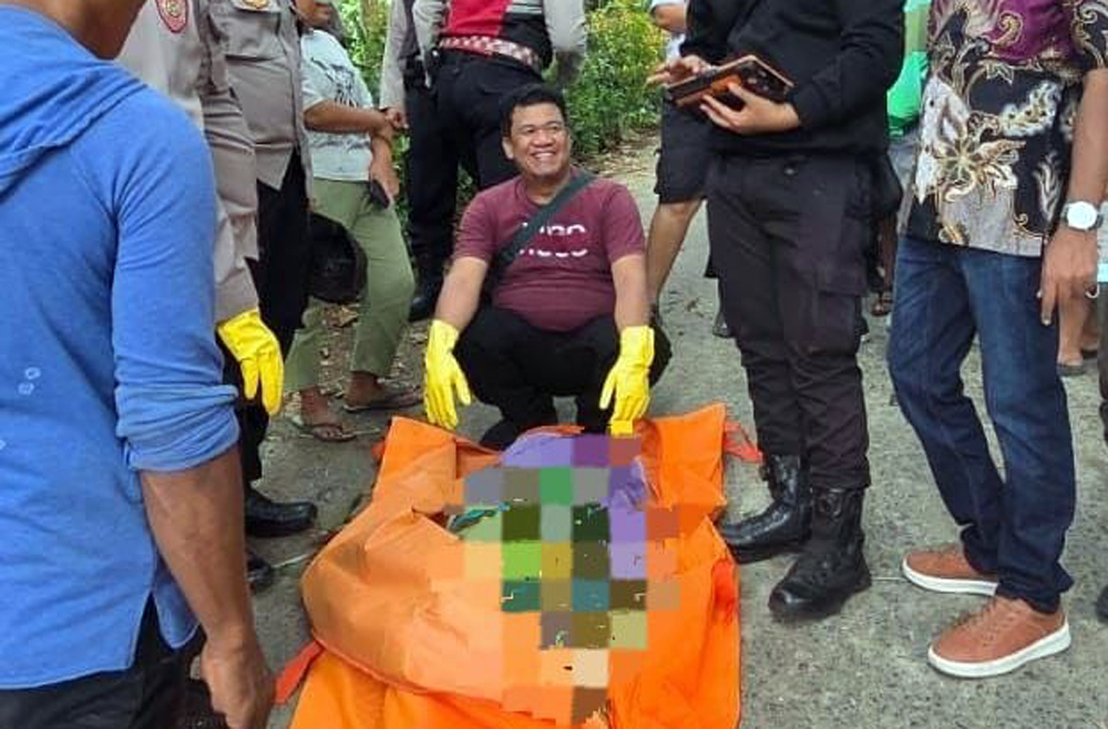Petugas mengevakuasi jenazah seorang lansia yang ditemukan meninggal dunia di pinggir sungai di kawasan Siantar Martoba, Kota Pematangsiantar. 
