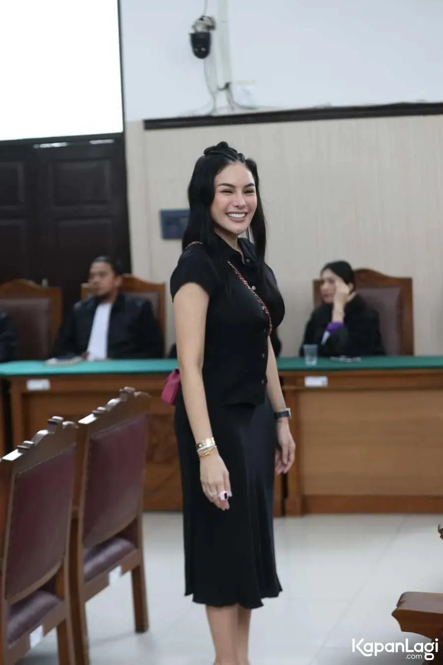 Artis Nikita Mirzani saat menjalani sidang kasus pemerasan dan TPPU. Mahkamah Agung menolak kasasinya sehingga vonis 6 tahun penjara tetap berlaku.