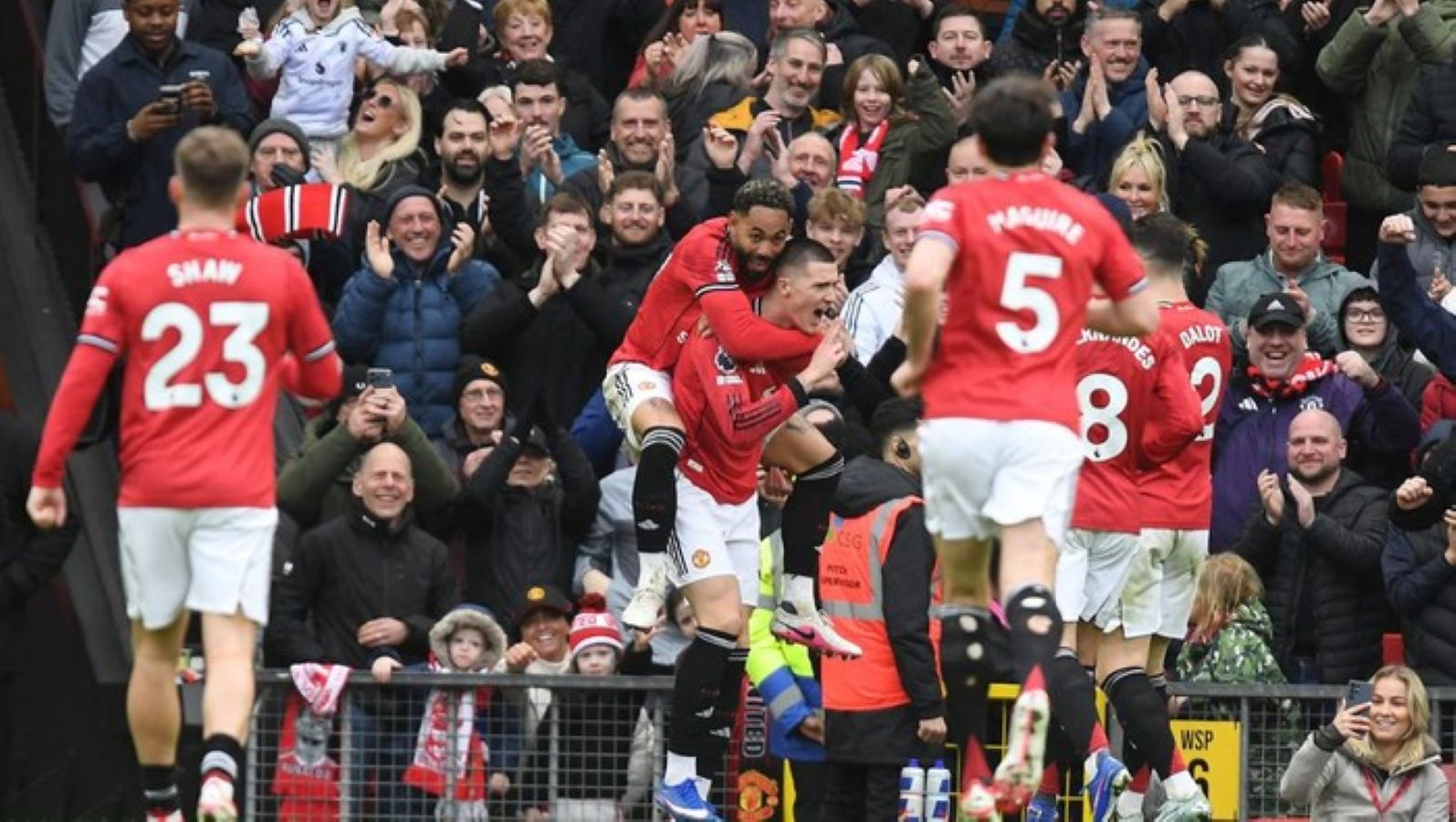 Pemain Manchester United merayakan gol Casemiro ke gawang Aston Villa pada laga Liga Inggris di Old Trafford, Minggu (15/3/2026). MU menang 3-1 dan tetap berada di tiga besar klasemen.