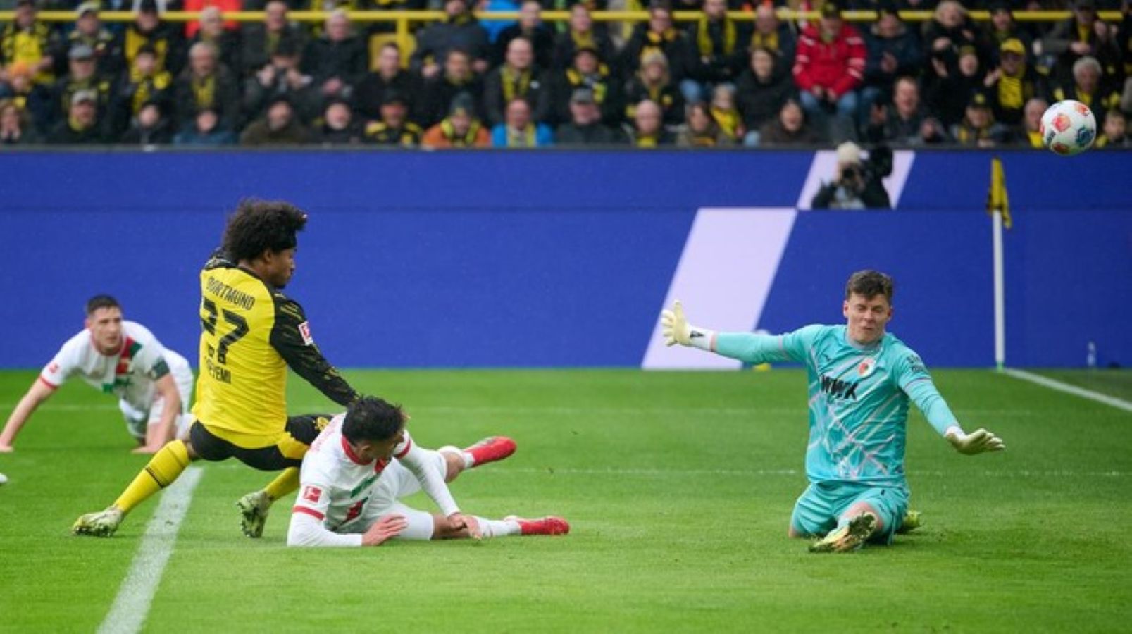 Penyerang Borussia Dortmund Karim Adeyemi mencetak gol pembuka saat timnya mengalahkan Augsburg 2-0 dalam laga Bundesliga di Signal Iduna Park.