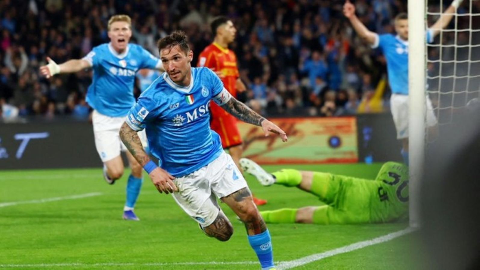 Penyerang Napoli Rasmus Hojlund merayakan gol penyama kedudukan saat Napoli bangkit mengalahkan Lecce 2-1 dalam laga Serie A di Stadion Diego Armando Maradona.