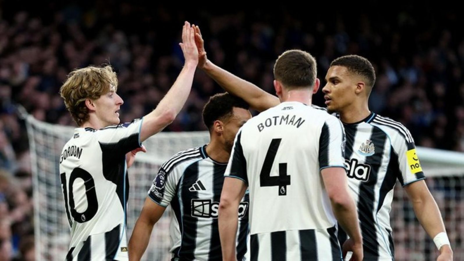 Penyerang Newcastle United Anthony Gordon merayakan gol kemenangan ke gawang Chelsea dalam laga Premier League di Stamford Bridge, London.