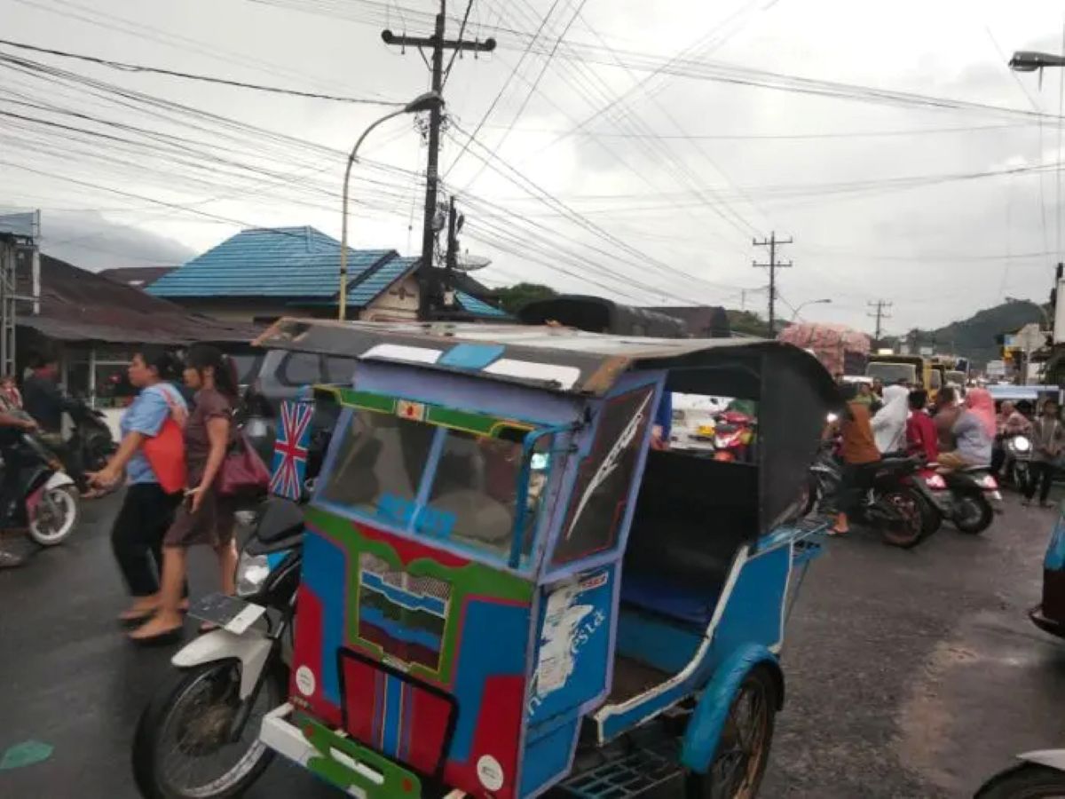 Sejumlah kendaraan terjebak kemacetan di Jalinsum persimpangan jalan Asrama TNI Sarudik, Sabtu (14/3/2026).