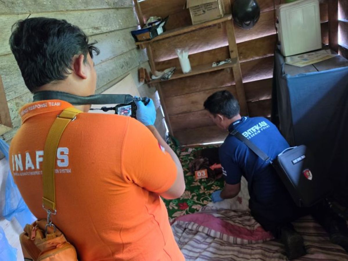Tim Inafis Polres Tapanuli Tengah melakukan olah tempat kejadian perkara (TKP) di rumah sekaligus tempat usaha terapis yang ditemukan meninggal dunia di Kelurahan Sibabangun.