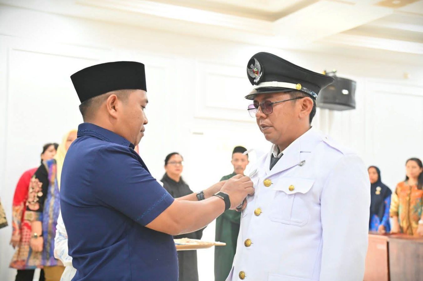 Wali Kota Sibolga Akhmad Syukri Nazry Penarik menyematkan tanda jabatan kepada Lurah Pancuran Dewa, Irsan, dalam pelantikan pejabat di lingkungan Pemko Sibolga. 