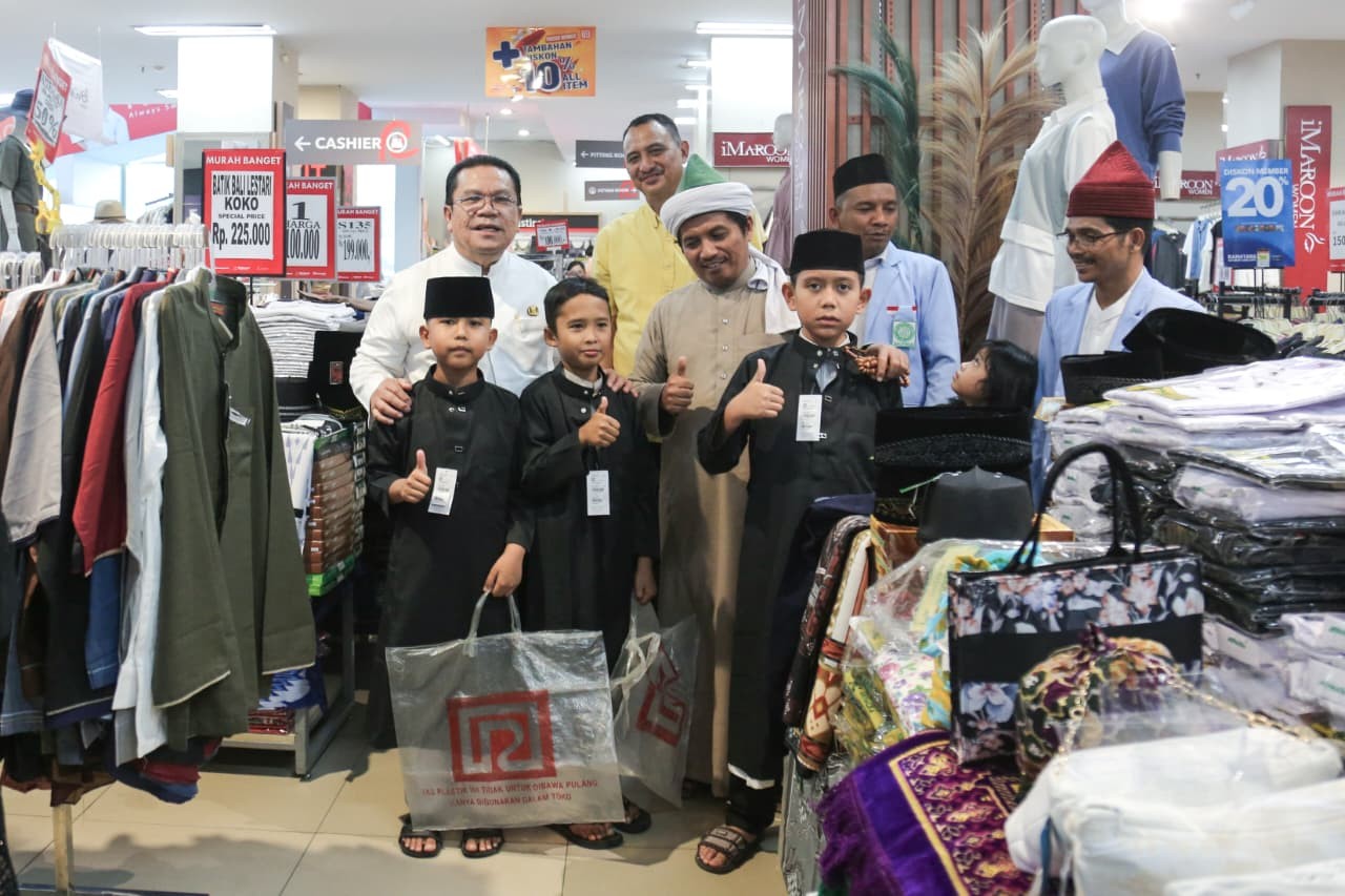 Wali Kota Pematangsiantar Wesly Silalahi mendampingi anak-anak yatim saat berbelanja pakaian Lebaran di Ramayana, Jalan Sutomo, Pematangsiantar.