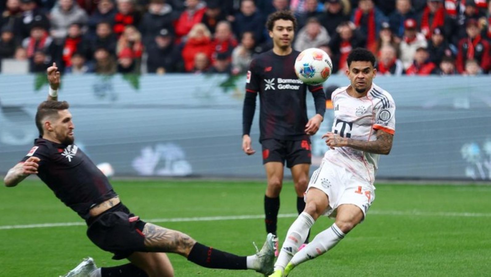 Winger Bayern Munich Luis Diaz mencetak gol penyama kedudukan ke gawang Bayer Leverkusen dalam laga Bundesliga di BayArena.