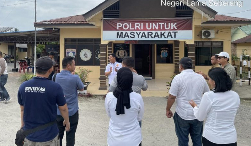 Satreskrim Polres Labusel melakukan pembongkaran makam jenazah HP, karena diduga korban pembunuhan.