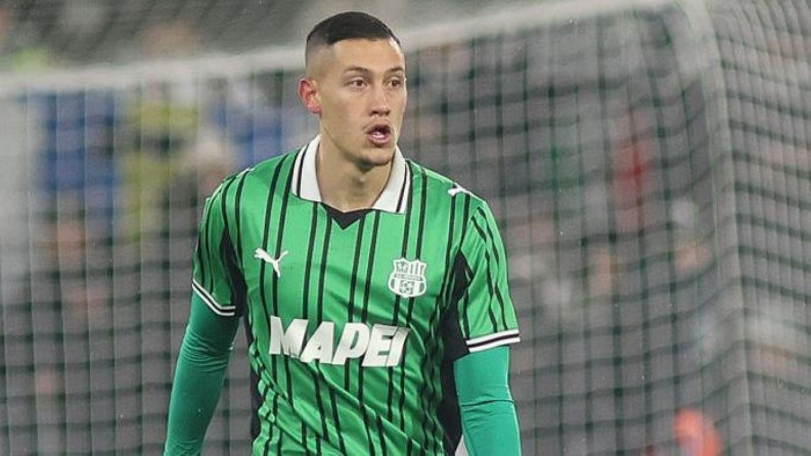 Bek Sassuolo Jay Idzes berusaha menghentikan serangan pemain Bologna dalam laga Serie A di Mapei Stadium yang berakhir dengan kekalahan 0-1 bagi tuan rumah.
