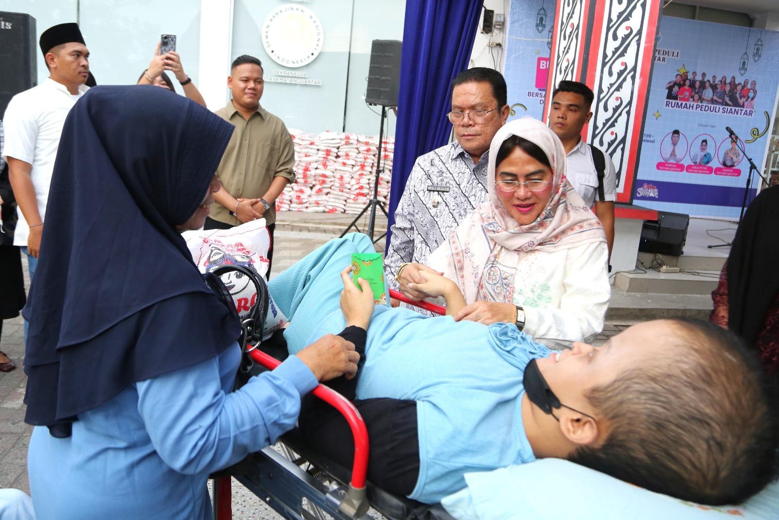 Wali Kota Pematangsiantar Wesly Silalahi menghadiri acara buka puasa bersama yang digelar Rumah Peduli Siantar di Jalan Merdeka, Minggu (15/3).