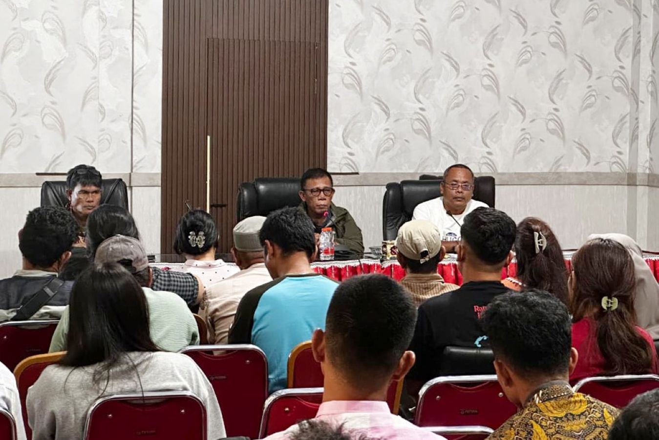 Bupati Kabupaten Tapanuli Tengah Masinton Pasaribu memimpin rapat pendataan korban bencana hidrometeorologi di Ruang Rapat Cendrawasih Kantor Bupati Tapteng, Minggu (15/3/2026).