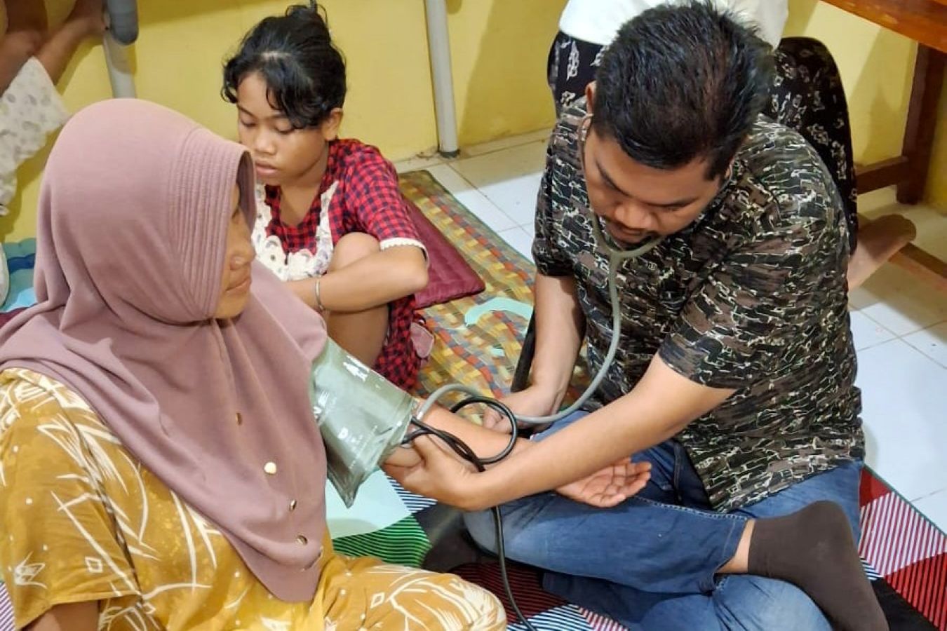Kepala Dinas Kesehatan Kabupaten Tapanuli Tengah Lisna Panjaitan turun langsung memberikan pelayanan kesehatan kepada warga terdampak banjir di Kelurahan Bonanlumban, Kecamatan Tukka. 