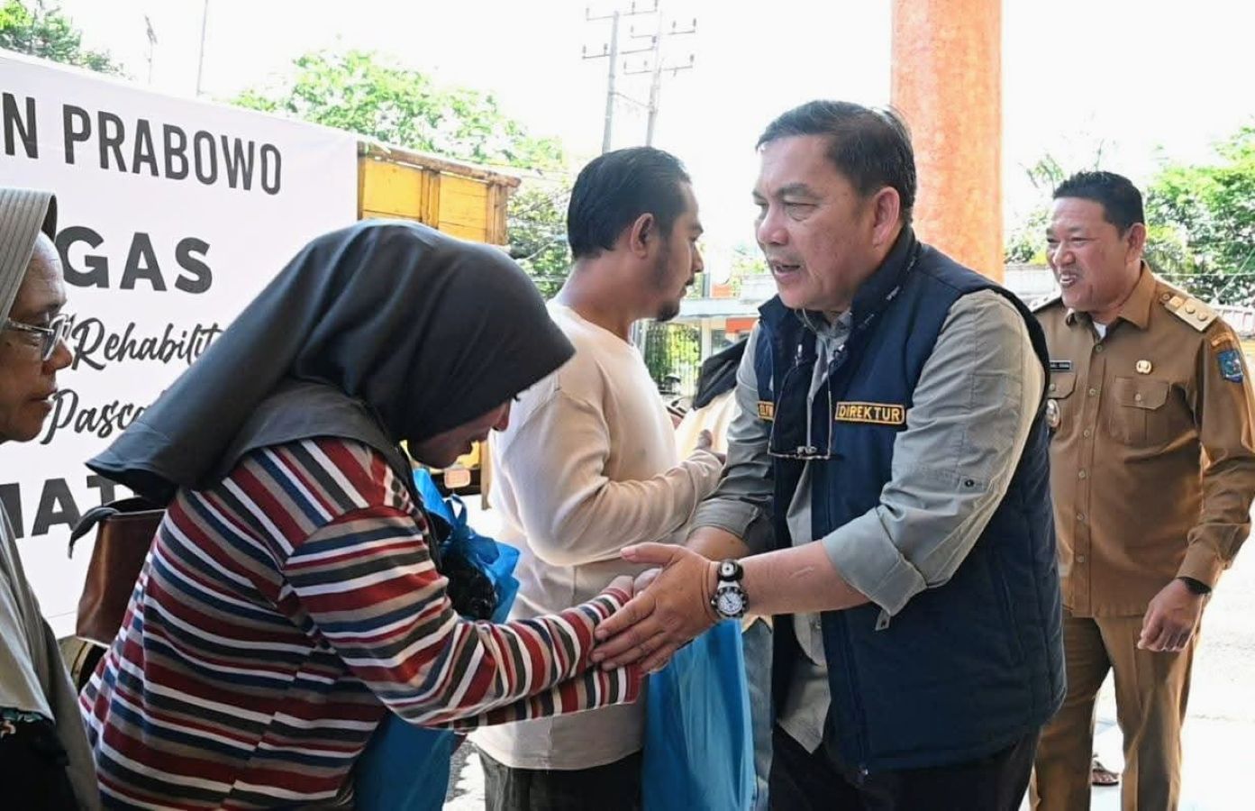 Direktur Dekonsentrasi Tugas Pembantuan dan Kerja Sama Kemendagri Elfin Elyas Nainggolan bersama Wakil Wali Kota Sibolga Pantas Maruba Lumban Tobing saat menyerahkan bantuan Presiden RI kepada warga.