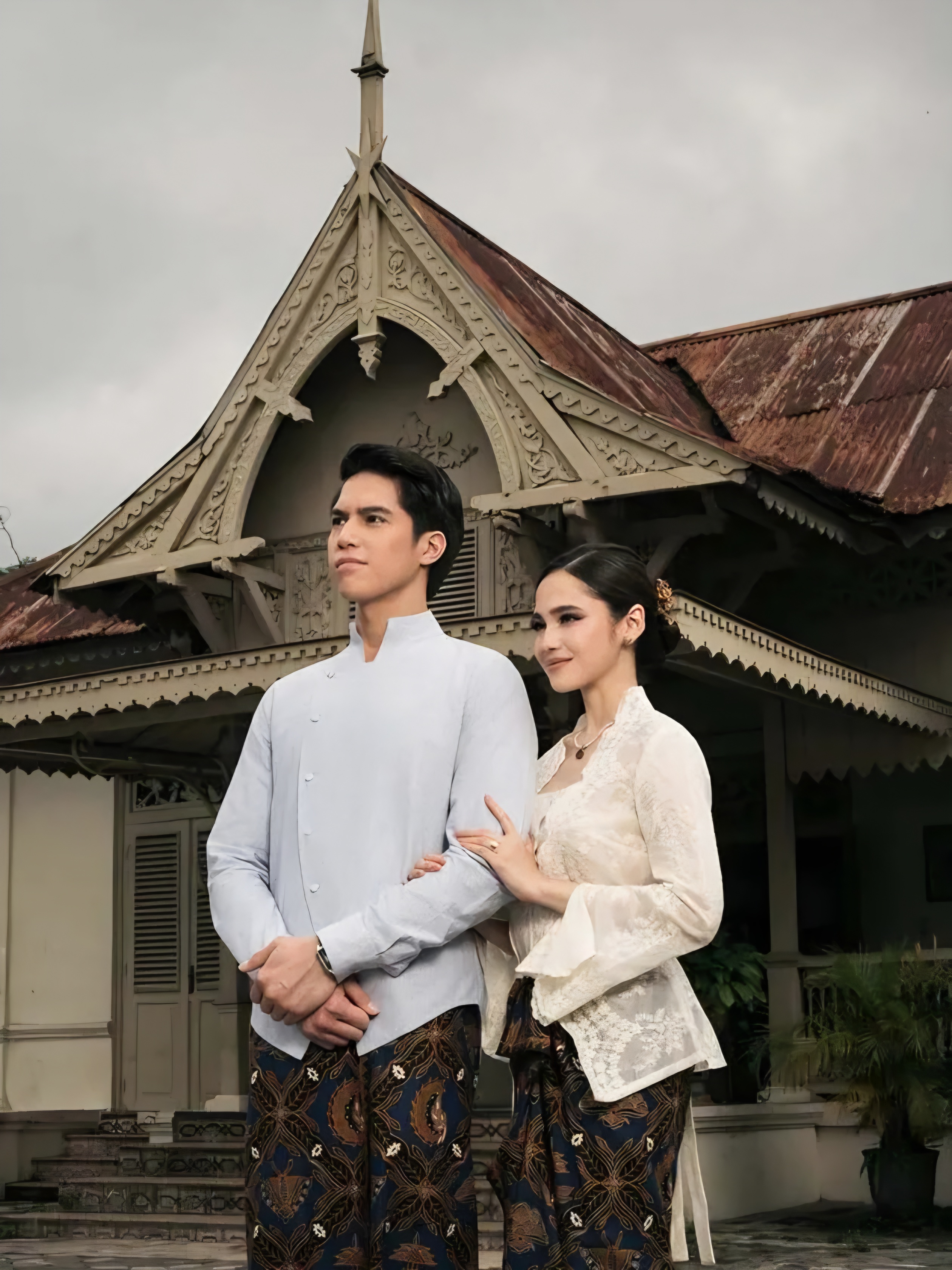 El Rumi dan Syifa Hadju menjalani sesi foto prewedding dengan konsep Jawa klasik, mengenakan kebaya dan beskap berlatar bangunan lawas bernuansa vintage.