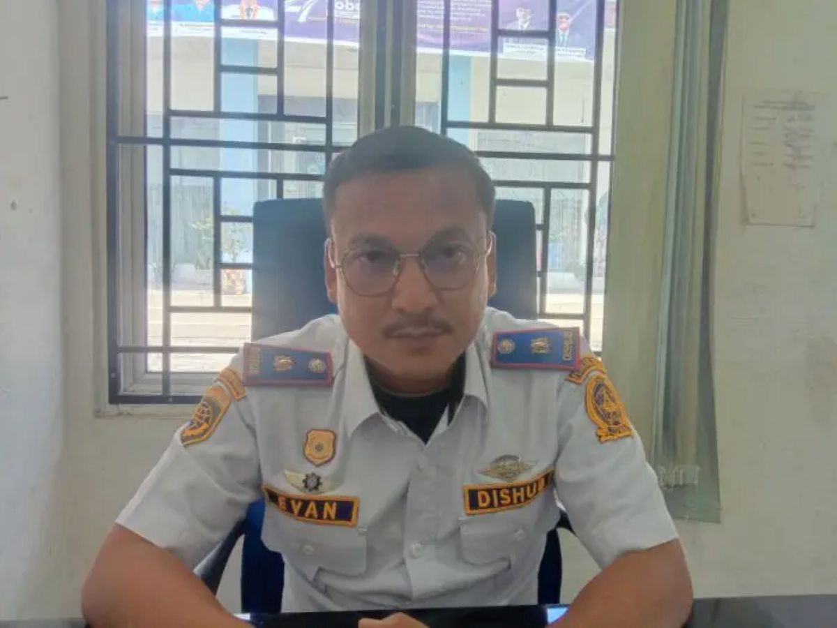 Kabid Lalu Lintas dan Angkutan Dinas Perhubungan Kabupaten Toba Evan Simanjuntak menjelaskan kesiapan 61 personel Dishub yang ditempatkan di lima pos pengamanan Jalinsum selama arus mudik Lebaran 2026