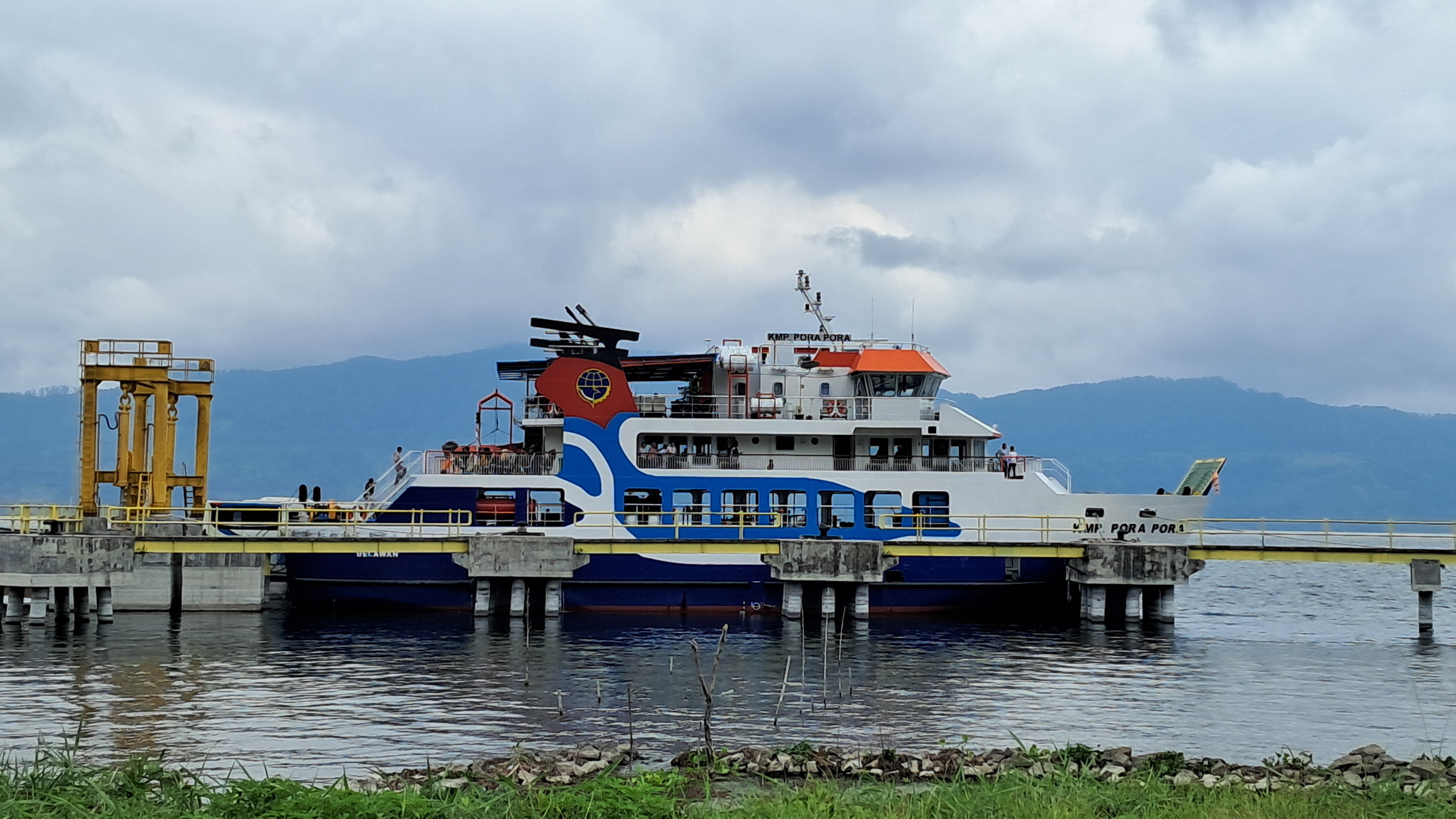 Kapal feri KMP Sumut melakukan bongkar muat penumpang di Pelabuhan Ambarita, Danau Toba.