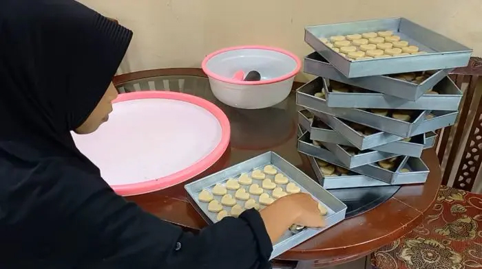 Pelaku UMKM di Asahan memproduksi kue kering dalam jumlah besar untuk memenuhi lonjakan pesanan menjelang Hari Raya Idulfitri.