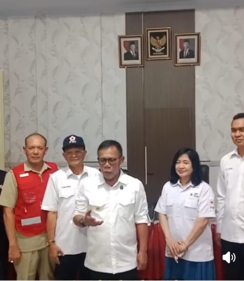 Bupati Kabupaten Tapanuli Tengah Masinton Pasaribu menerima secara simbolis bantuan tunai dari Palang Merah Indonesia untuk korban banjir dan longsor di Tapteng.