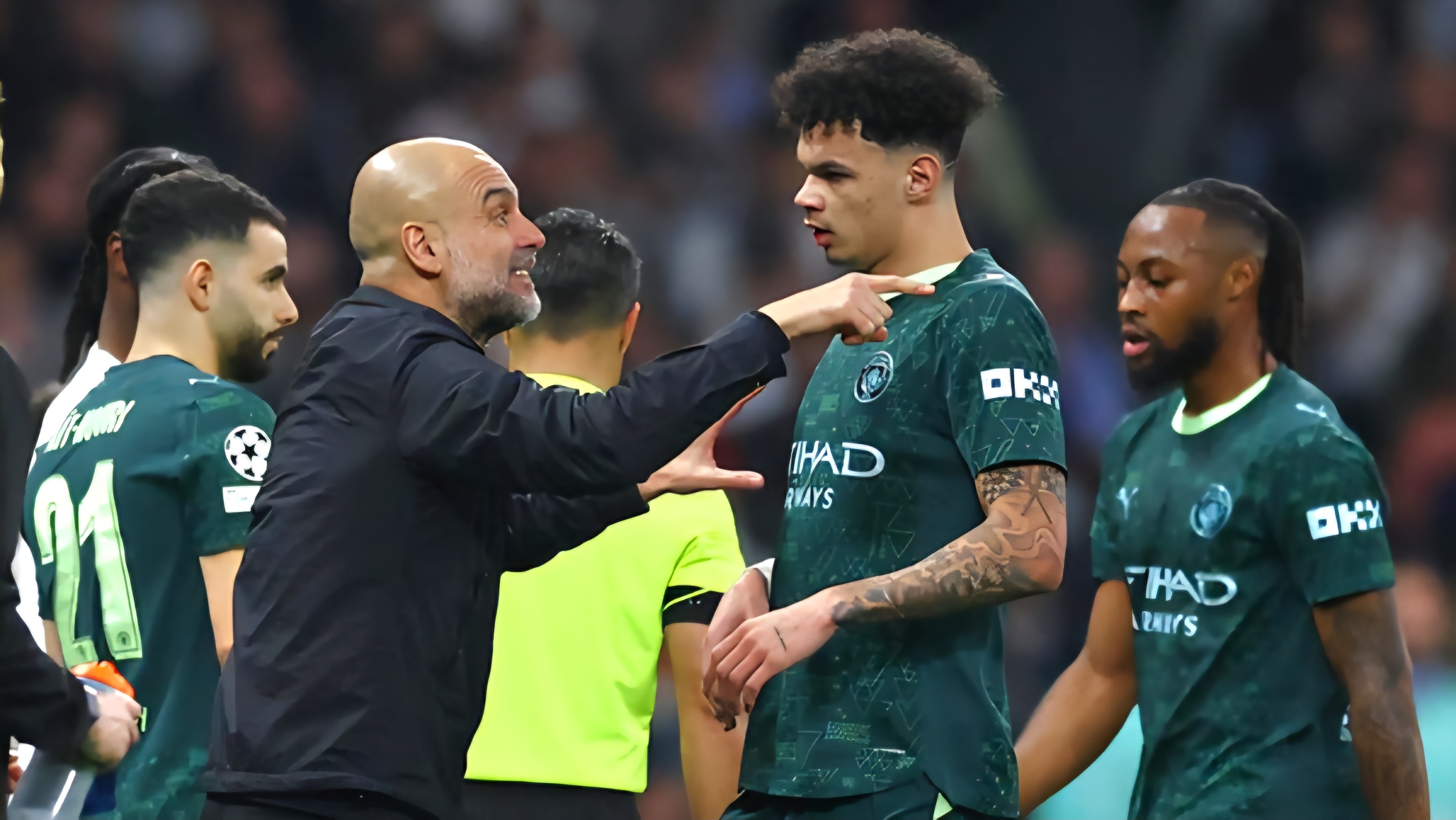 Pelatih Manchester City Pep Guardiola memberikan instruksi kepada pemainnya jelang laga leg kedua 16 besar Liga Champions melawan Real Madrid di Etihad Stadium.