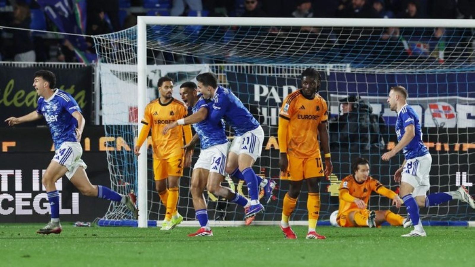 Pemain Como merayakan gol ke gawang AS Roma dalam laga Serie A di Stadio Giuseppe Sinigaglia yang berakhir dengan kemenangan 2-1 bagi tuan rumah.