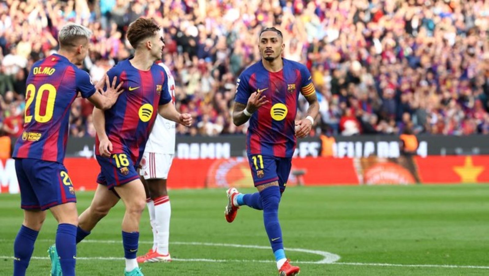 Penyerang Barcelona Raphinha merayakan gol ke gawang Sevilla dalam laga LaLiga di Camp Nou yang berakhir dengan kemenangan 5-2 bagi Blaugrana.