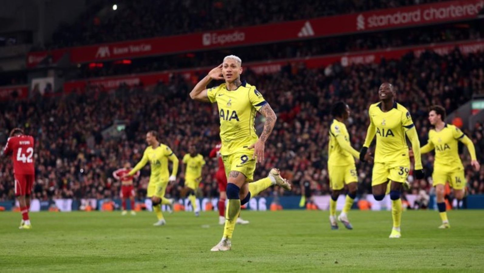 Penyerang Tottenham Hotspur Richarlison merayakan gol penyeimbang ke gawang Liverpool pada laga Premier League di Anfield yang berakhir imbang 1-1.