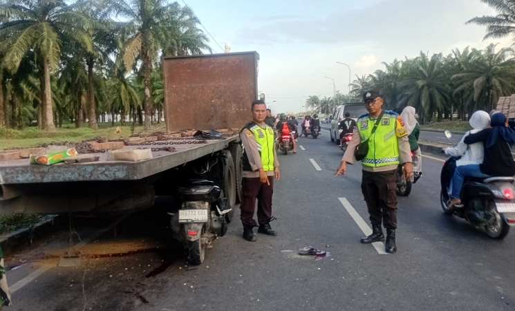 Petugas Satlantas Polres Sergai melakukan olah TKP kecelakaan maut antara sepeda motor dan truk parkir di jalan Medan&ndash;Tebing Tinggi.
