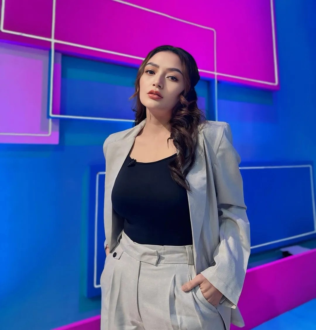 Pedangdut Siti Badriah bersama suaminya Krisjiana Baharudin. Penyanyi yang akrab disapa Sibad itu mengaku tidak melarang jika suaminya ingin berpoligami.