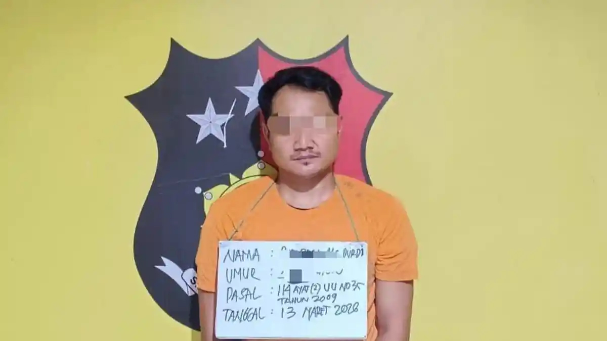 Tersangka pengedar sabu saat diamankan di Mapolsek Panai Hilir bersama barang bukti hasil penangkapan di Sei Lumut, Labuhanbatu.