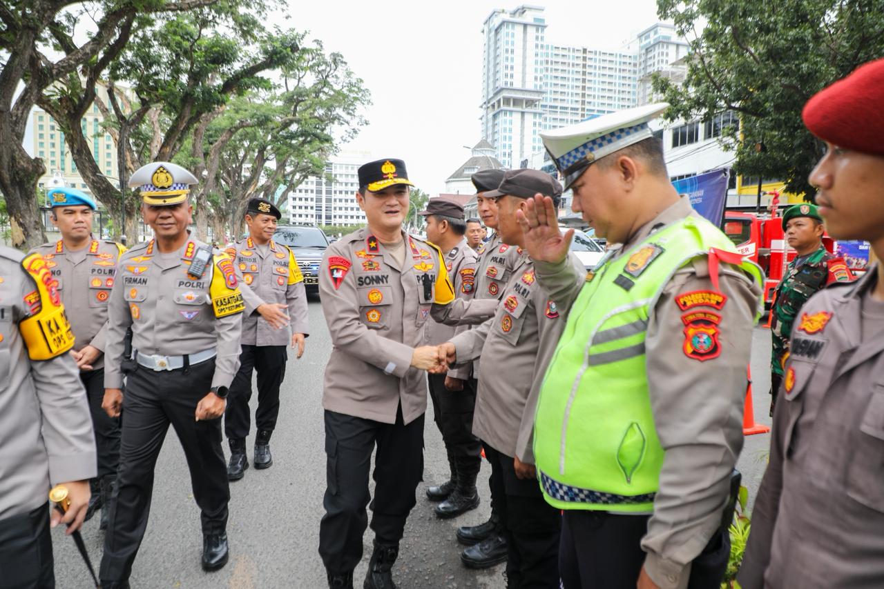 Wakapolda Sumut Sonny Irawan meninjau Pos Terpadu Operasi Ketupat Toba 2026 di Lapangan Merdeka Medan guna memastikan kesiapan pengamanan jelang Idul Fitri.