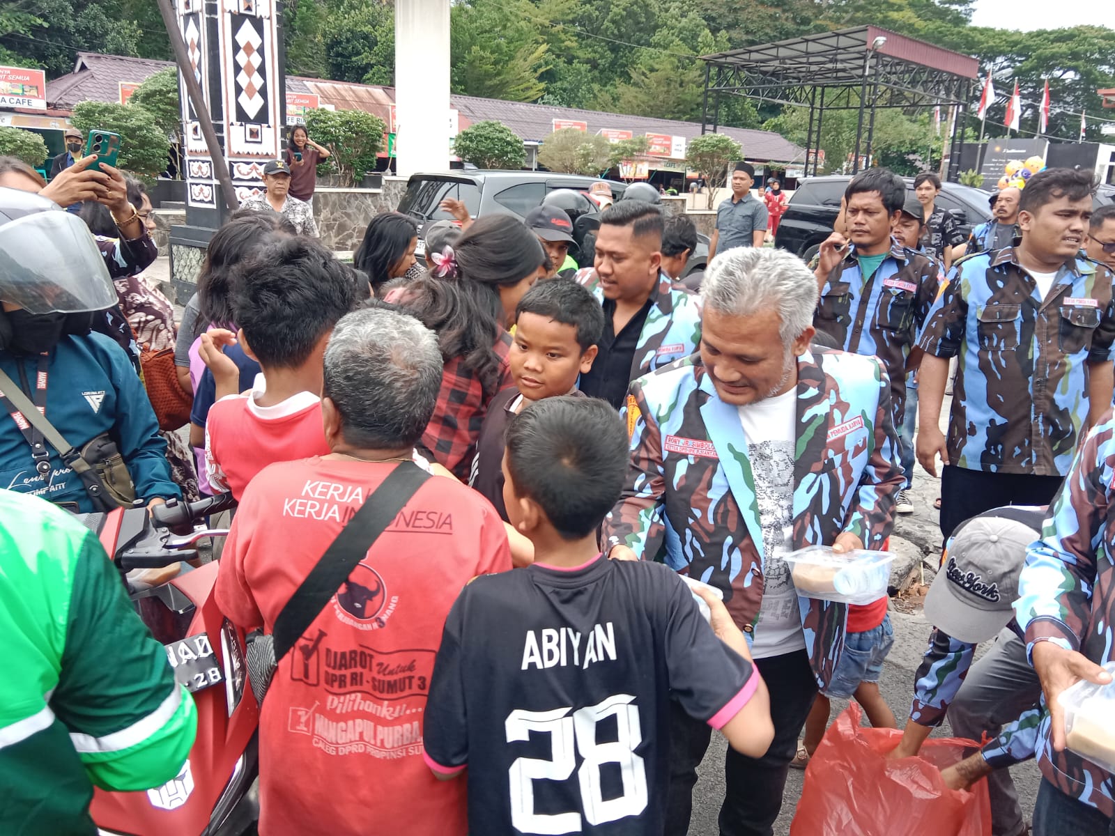 Ketua DPD IPK Rony Simbolon ikut membagikan takjil kepada masyarakat. 