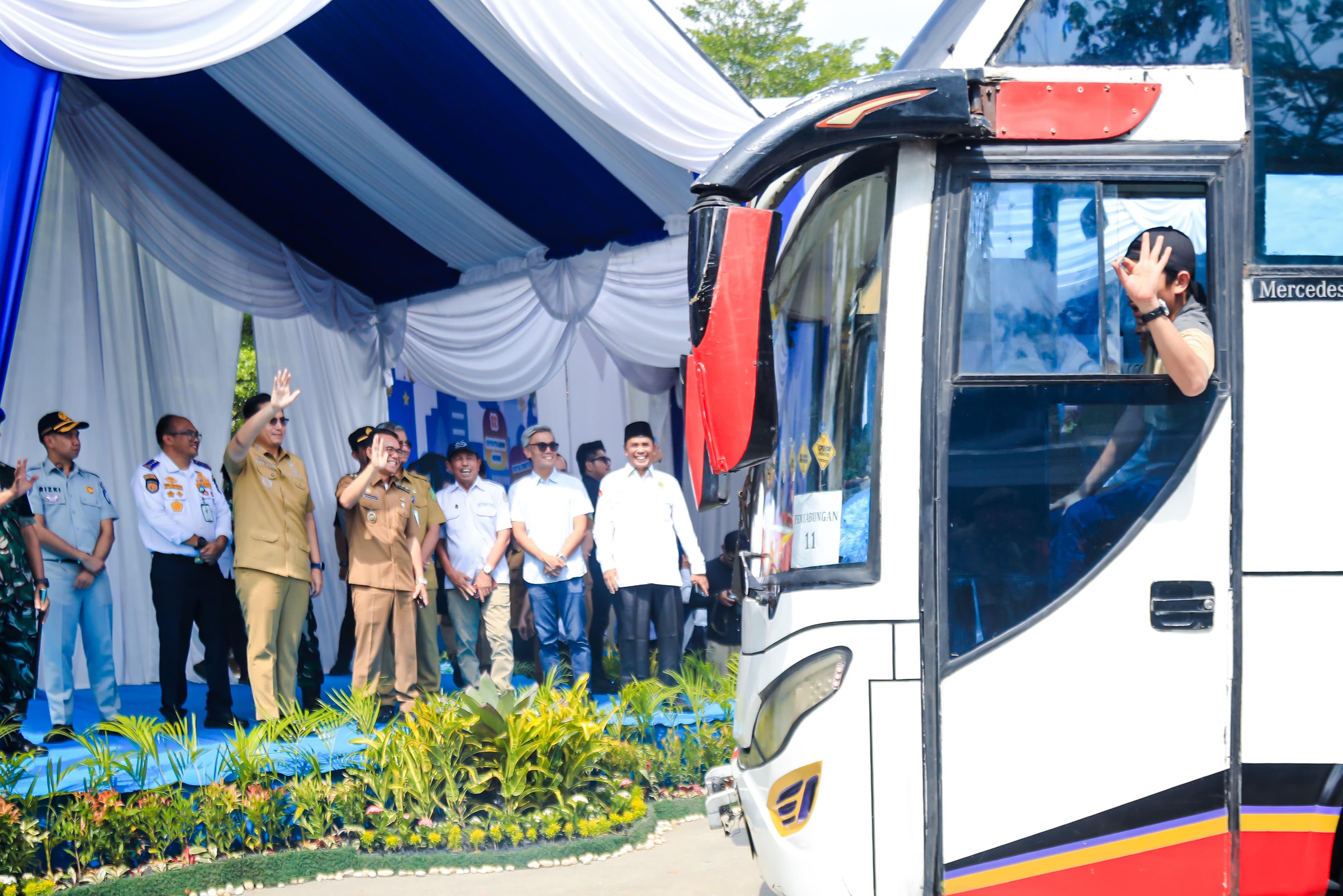 Wali Kota Medan Rico Waas melepas ribuan peserta Mudik Bareng Pemko Medan 2026 di Terminal Amplas, Senin (16/3/2026), dengan total 123 bus menuju 12 kota di Sumatera Utara.