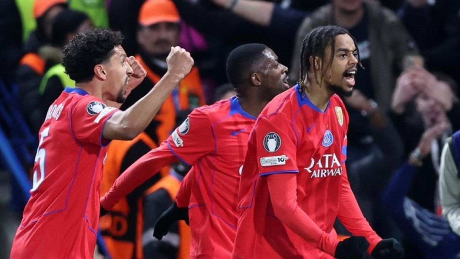 Pemain PSG merayakan kemenenangan atas Chelsea di Liga Champions.