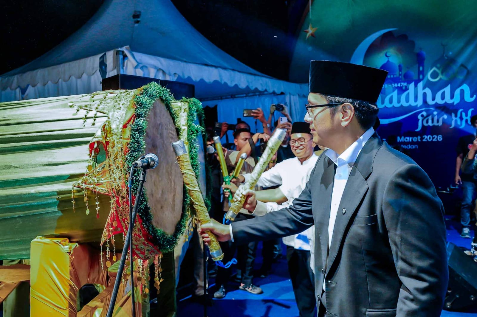 Wali Kota Medan Rico Waas didampingi Wakil Wali Kota Zakiyuddin Harahap menutup Ramadhan Fair XX di kawasan Masjid Raya Al-Mashun, Senin (16/3/2026). Transaksi UMKM tercatat mencapai Rp2,2 miliar.
