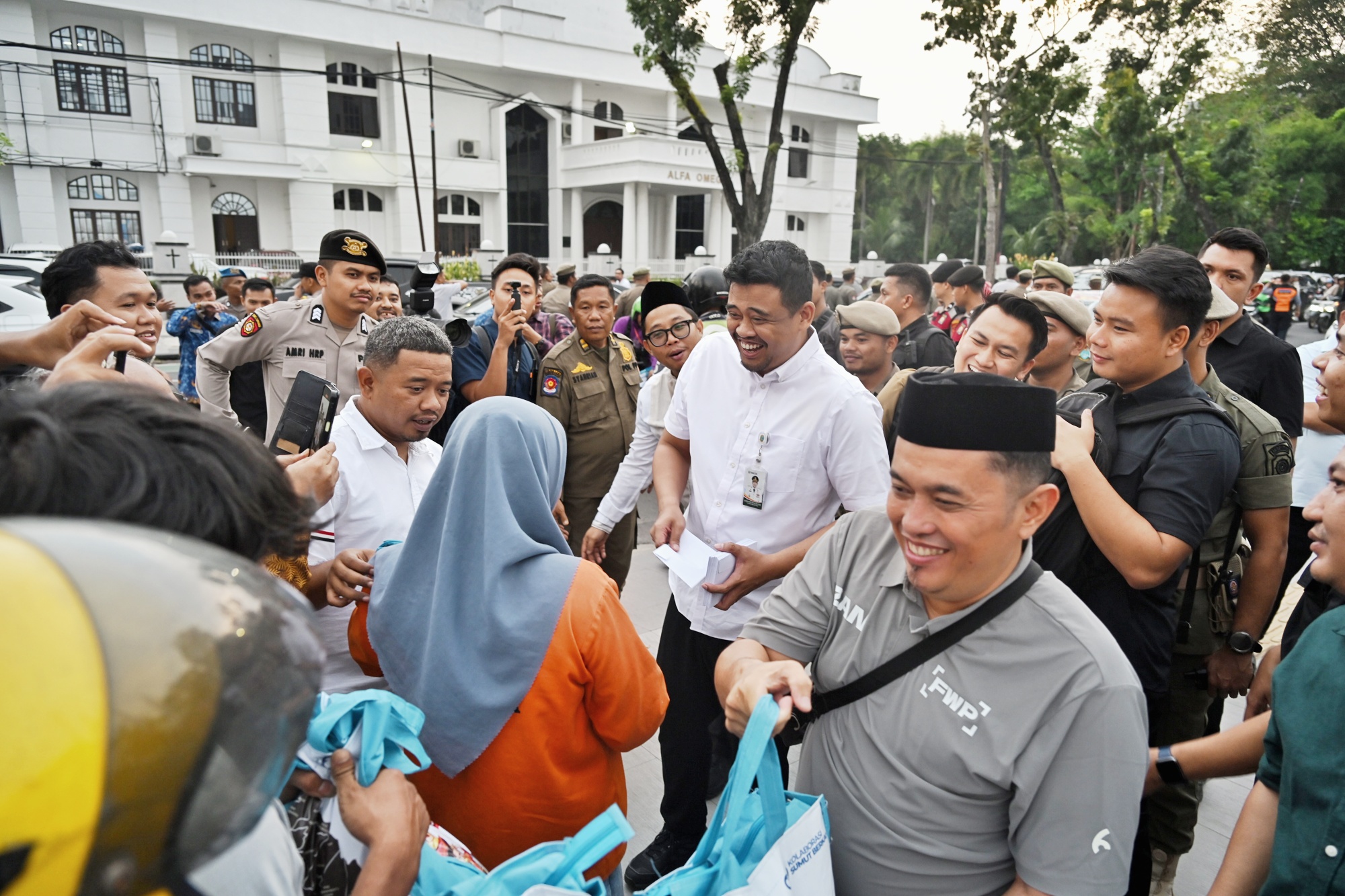 Gubernur Sumatera Utara Muhammad Bobby Afif Nasution membagikan THR berupa sembako dan uang tunai kepada pekerja informal di Medan.