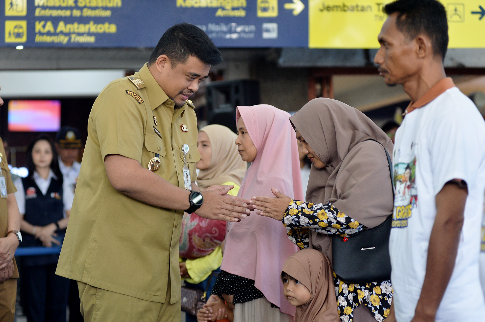 Gubernur Sumut Bobby Nasution melepas ribuan peserta mudik gratis Idulfitri menggunakan kereta api di Stasiun Besar Medan.