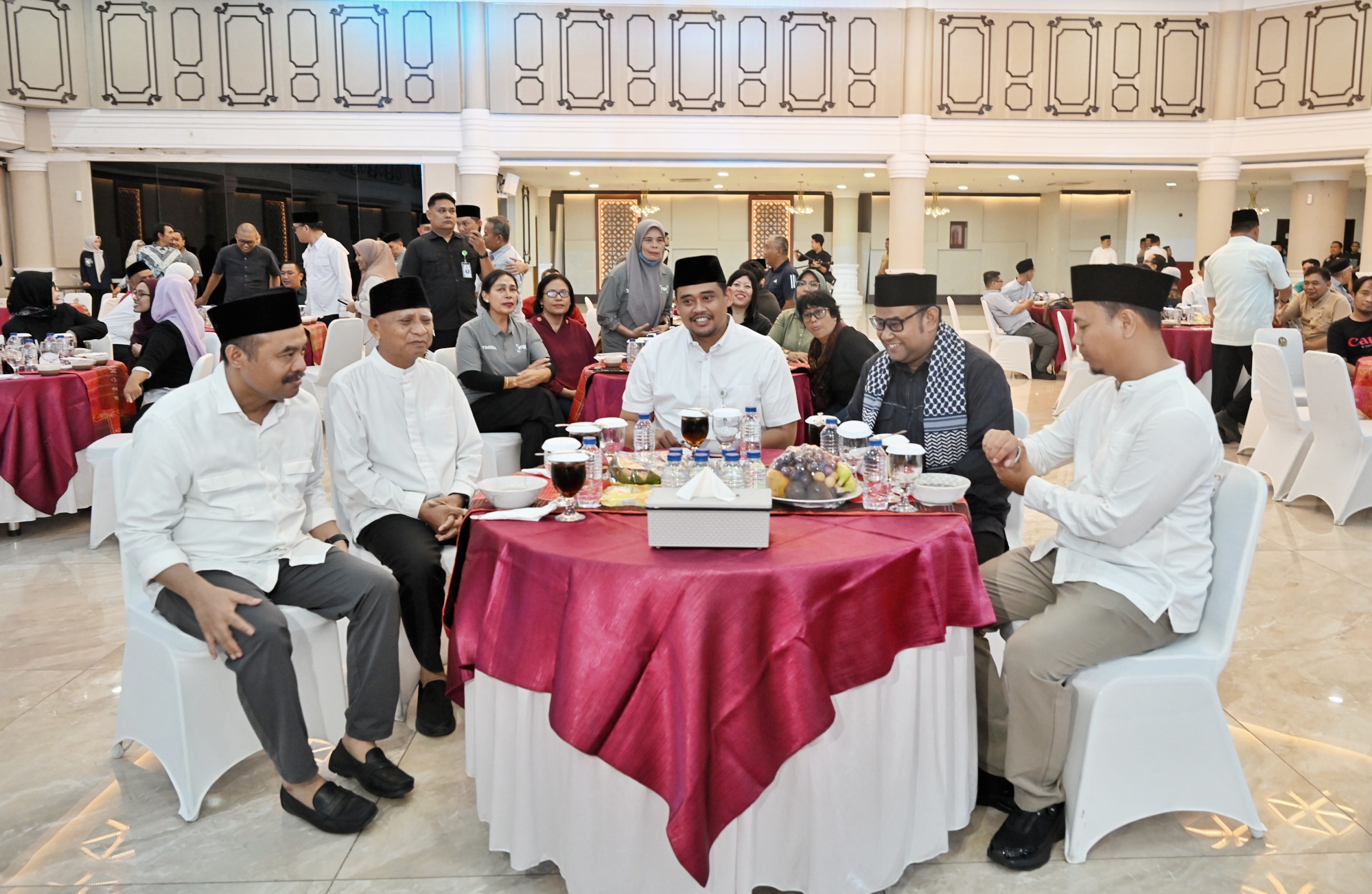 Gubernur Sumut Bobby Nasution didampingi Wakil Gubernur Surya saat buka puasa bersama insan pers di Aula Raja Inal Siregar, Kantor Gubernur Sumut, Medan.