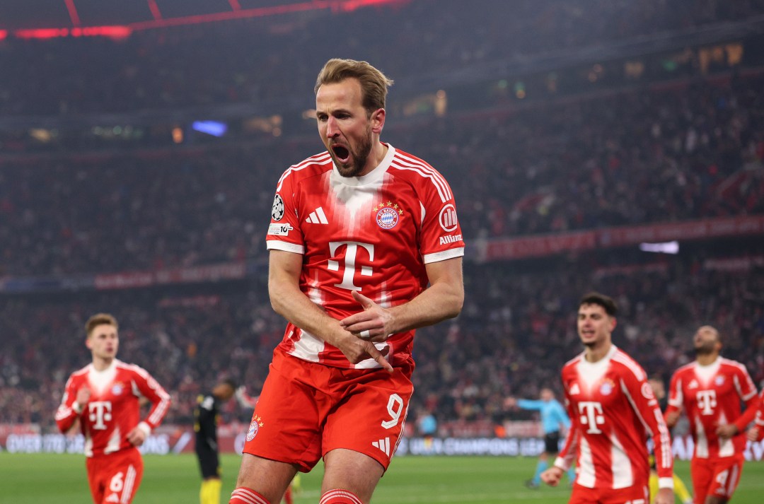 Striker Bayern Munich Harry Kane merayakan gol ke gawang Atalanta dalam laga leg kedua 16 besar Liga Champions di Allianz Arena, Munich.