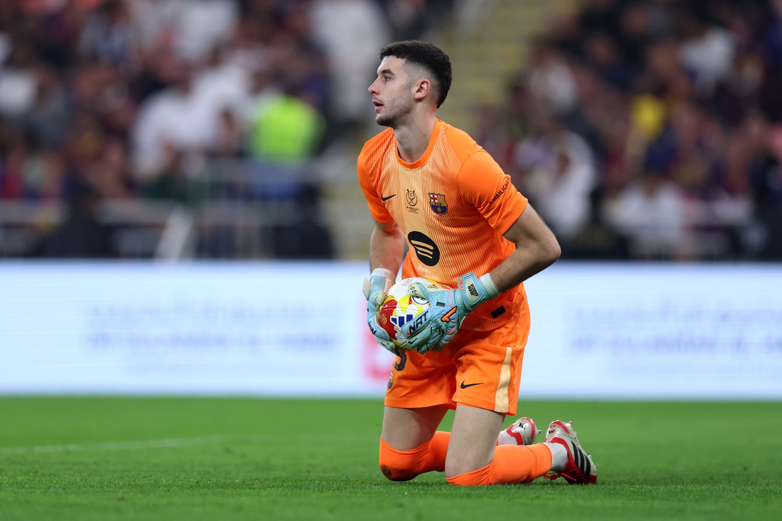 Kiper Barcelona Joan Garcia mendapat perawatan medis sebelum ditarik keluar akibat cedera betis saat menghadapi Newcastle United di Liga Champions.