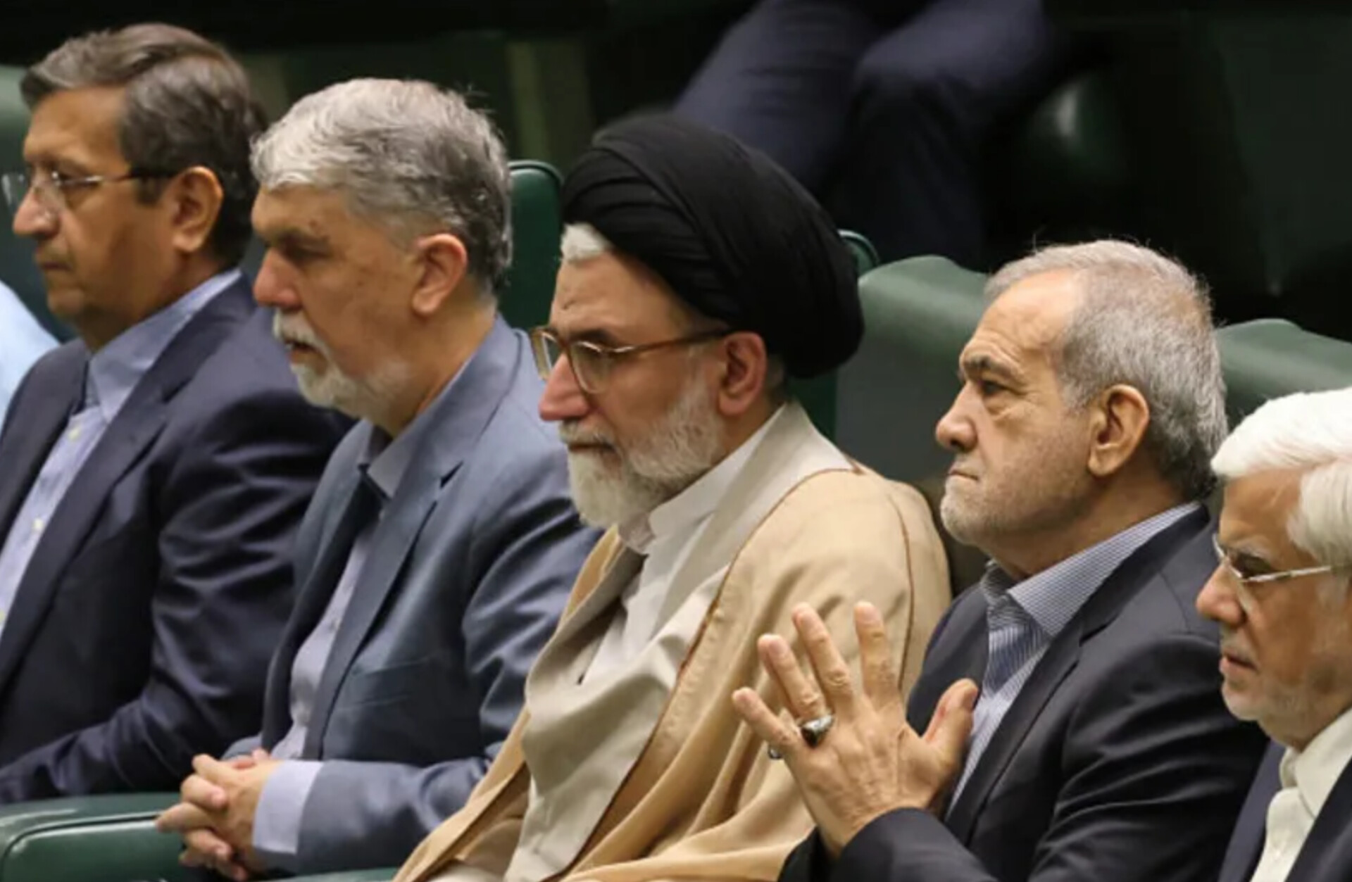 Menteri Intelijen Iran Esmaeil Khatib bersama Presiden Masoud Pezeshkian dalam sebuah pertemuan di Teheran sebelum tewas dalam serangan Israel.